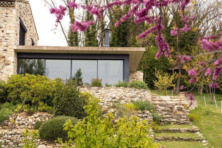 Rénovation complète d'une maison avec 2 extensions contemporaines en béton toitures terrasses végétalisées à Rochemaure - 2014
